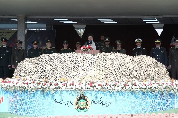 رئیس جمهور در مراسم رژه روز ارتش