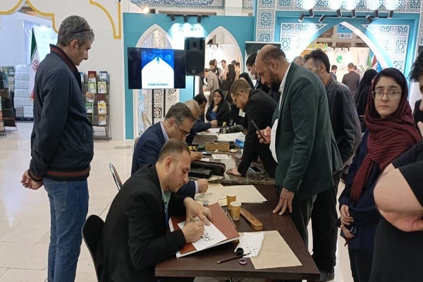 خطاطان معروف در غرفه آستان قدس عباسی خطاطان معروف در غرفه آستان قدس عباسی