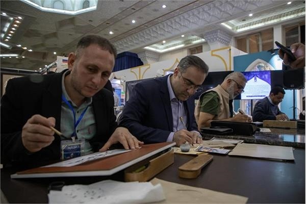 خطاطان معروف در غرفه آستان قدس عباسی خطاطان معروف در غرفه آستان قدس عباسی