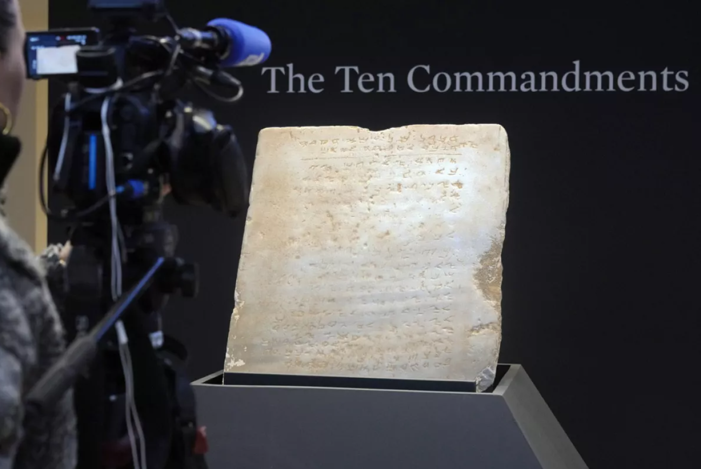 قدیمی‌ترین لوح 10 فرمان حضرت موسی(ع) به نفع صهیونیست‌ها فروش رفت