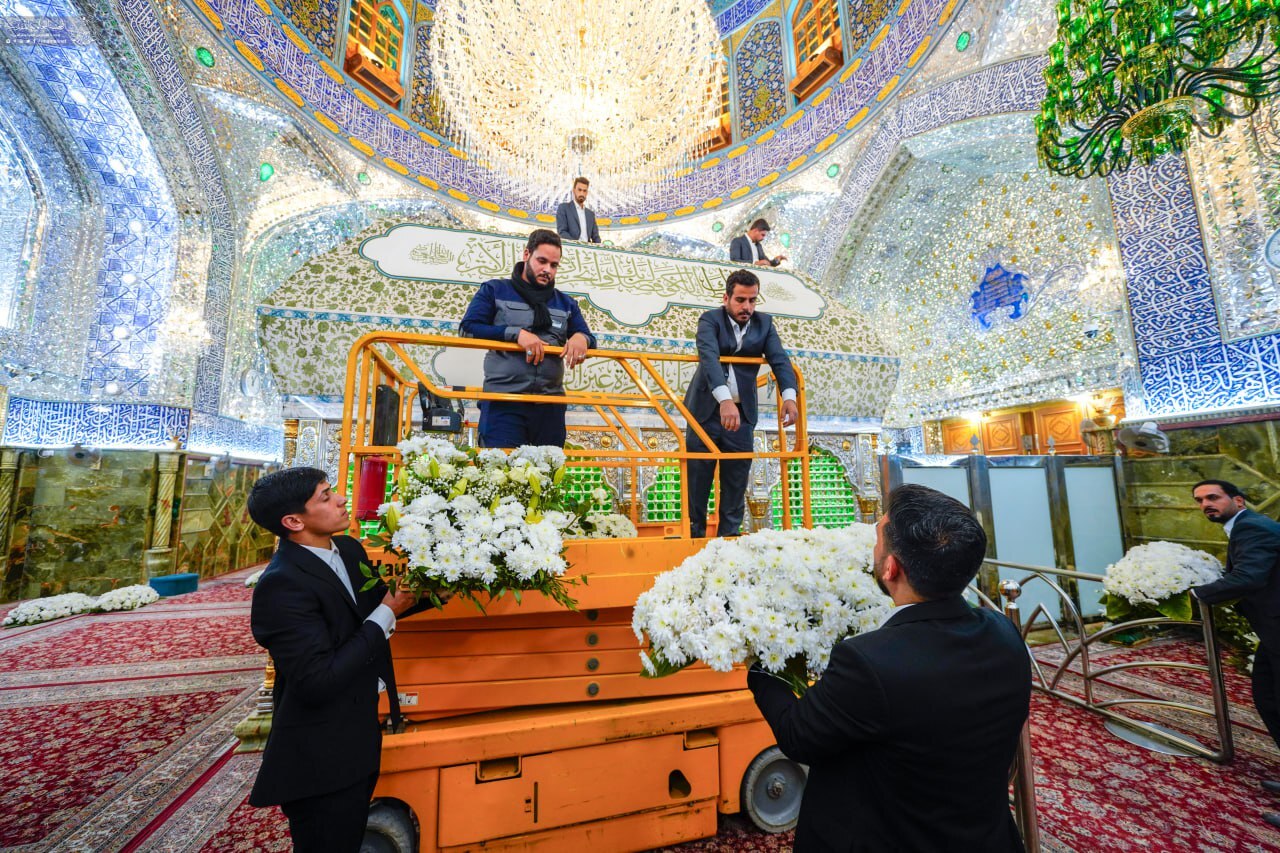 تصاویری از گل‌آرایی بارگاه علوی در آستانه 13 رجب