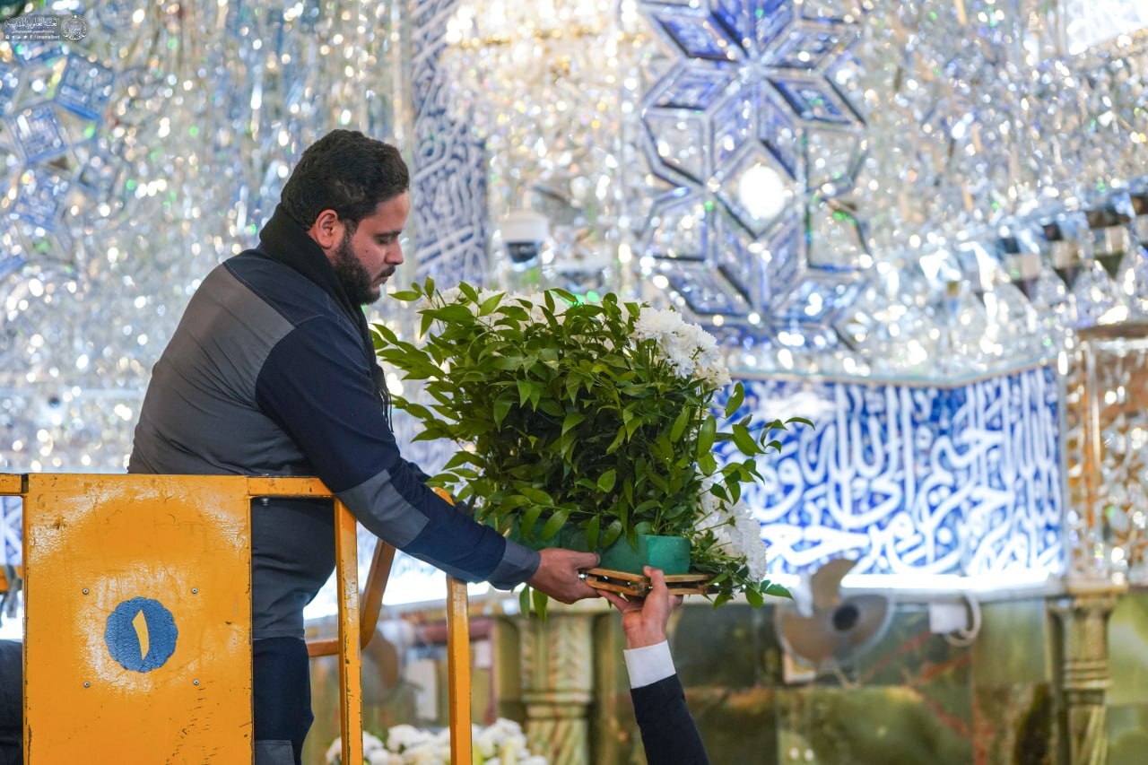 تصاویری از گل‌آرایی بارگاه علوی در آستانه 13 رجب