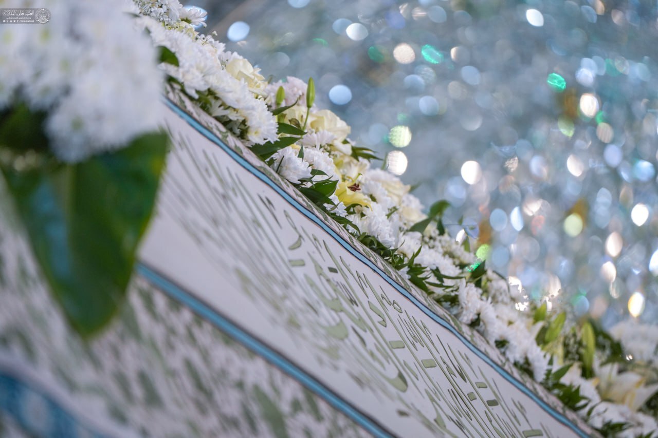 تصاویری از گل‌آرایی بارگاه علوی در آستانه 13 رجب