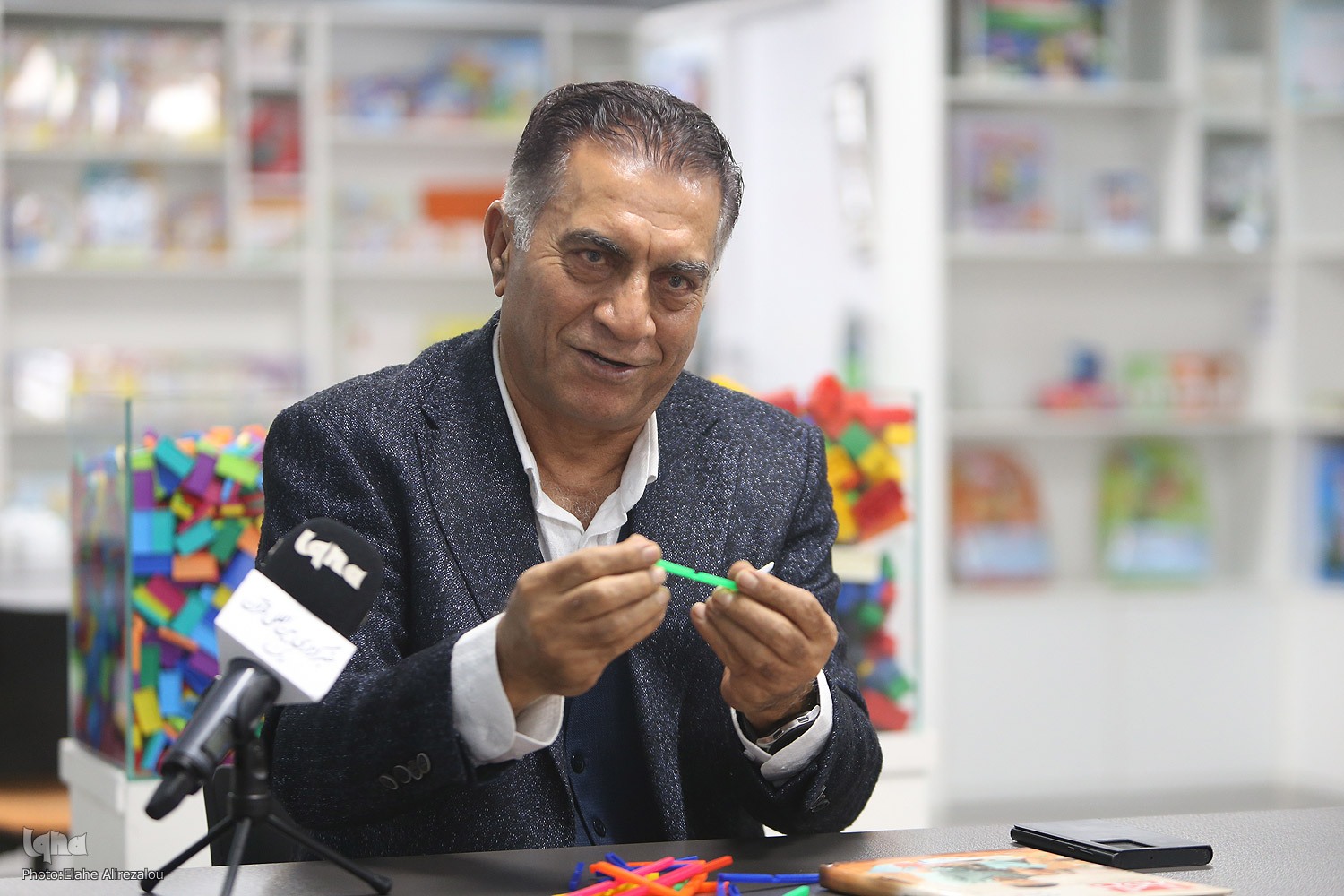 رویای یک معلم برای ساختن جهانی بهتر با بازی + فیلم