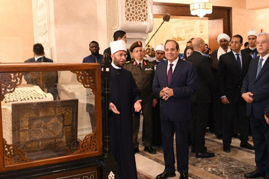 استقبال مصریها از ۳۰ ایوان قرآنی در مسجد پایتخت جدید + فیلم