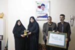 اهدای دیپلم افتخار و تندیس فداکاری دانشجویان ایران به خانواده شهید «علی لندی»