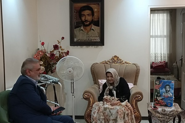 دیدار با مادر شهید دانشجوی پیروی خط امام(ره) دیدار با مادر شهید دانشجوی پیروی خط امام(ره)