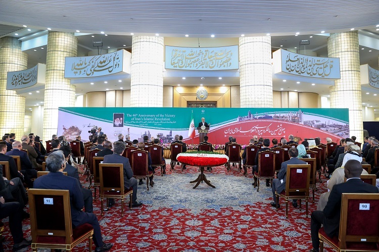 پزشکیان در مراسم بزرگداشت سالروز پیروزی انقلاب اسلامی با حضور سفرای خارجیت پزشکیان در مراسم بزرگداشت سالروز پیروزی انقلاب اسلامی با حضور سفرای خارجی