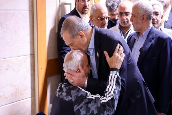 عیادت پزشکیان از جانبازان اعصاب و روان بستری در بیمارستان صدر عیادت پزشکیان از جانبازان اعصاب و روان بستری در بیمارستان صدر