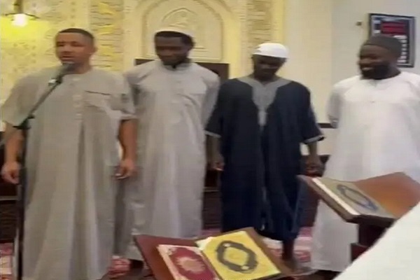 همراهی ستاره تیم فوتبال النصر در مراسم اسلام آوردن یک شهروند در عربستان