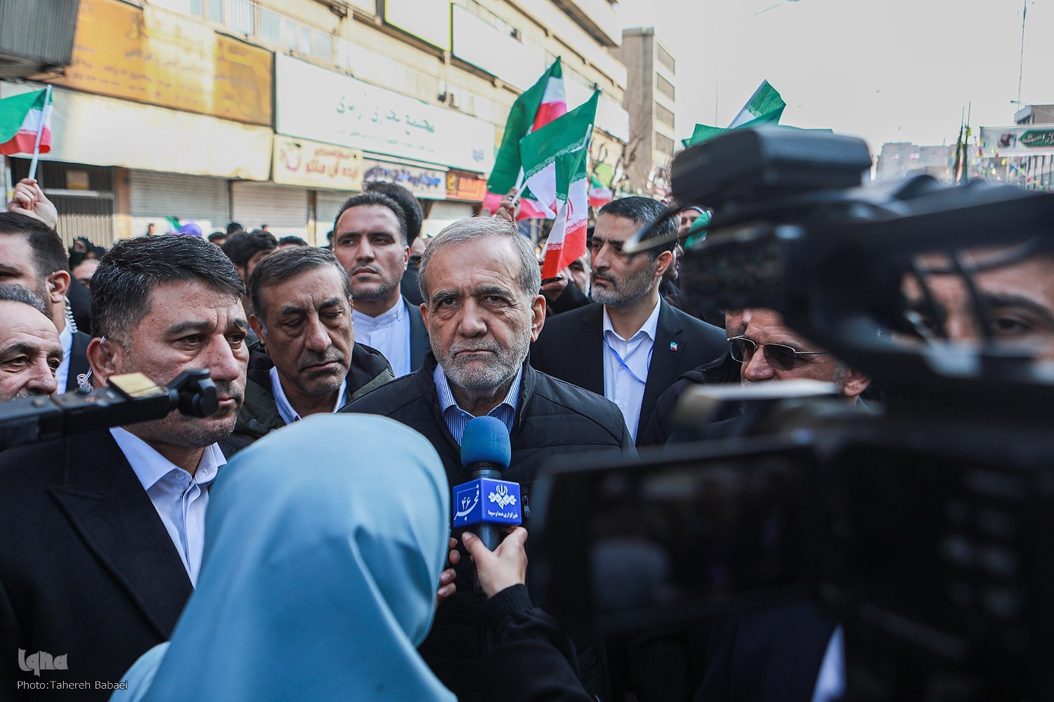 مسعود پزشکیان در جمع راهپیمایان 22 بهمن