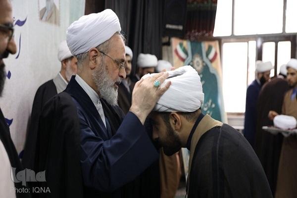 آیین عمامه گذاری جمعی از طلاب در بیوت مراجع و علمای قم برگزار شد