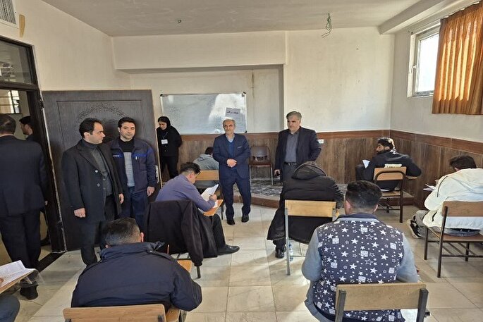 بازدید فرماندار سنندج از آزمون استخدامی در جهاددانشگاهی کردستان  + عکس