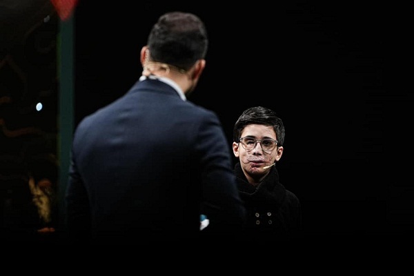 اهدای پرچم حضرت عباس(ع) به نونهال لبنانی حافظ قرآن اهدای پرچم حضرت عباس(ع) به نونهال لبنانی حافظ قرآن