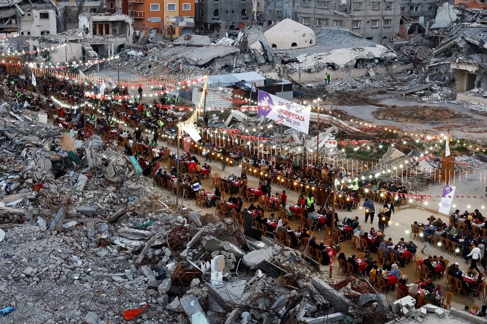 غزه در ماه رمضان؛ از گلدستههای بیاذان تا افطاری در خرابهها غزه در ماه رمضان؛ از گلدستههای بیاذان تا افطاری در خرابهها