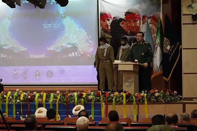 شهدا مسیر انقلابی بودن و انقلابی ماندن را به ما نشان می‌دهند