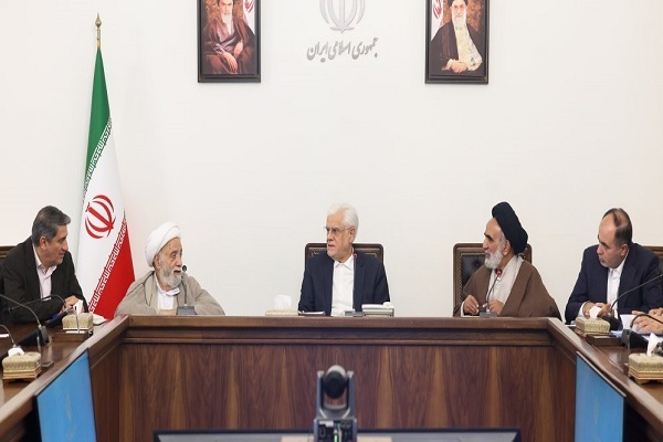 عارف در جلسه با اعضای «شورای مركزی زكات» عارف در جلسه با اعضای «شورای مركزی زكات»