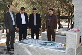 عکس | آیین گلباران و عطر افشانی گلزار شهدای خرم‌آباد