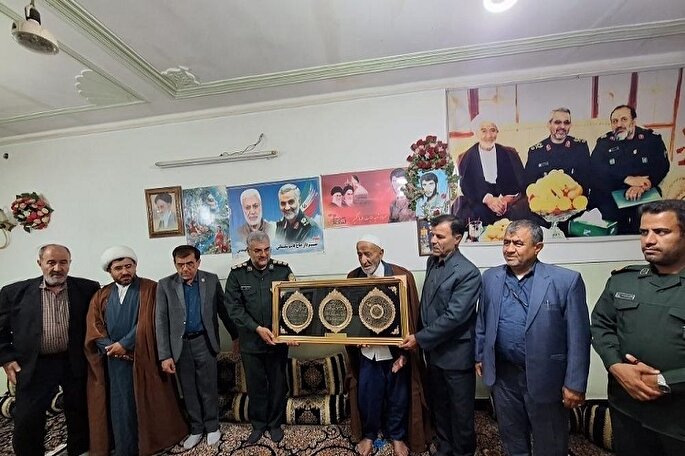 دیدار مدیرکل حفظ آثار دفاع مقدس کهگیلویه‌وبویراحمد با خانواده شهید «بازگیر»