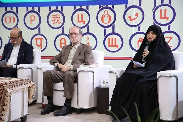 تفاسیر عربی قرآن مقام معظم رهبری رونمایی شد تفاسیر عربی قرآن مقام معظم رهبری رونمایی شد