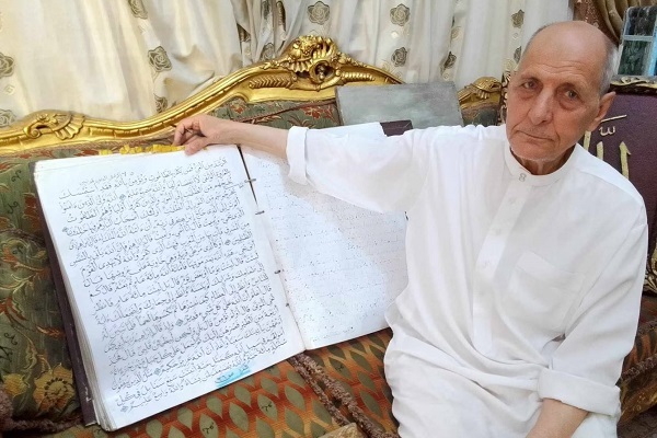 کتابت قرآن در دوران بازنشستگی توسط یک شهروند مصری + عکس
