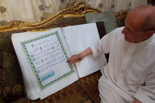 کتابت قرآن در دوران بازنشستگی توسط یک شهروند مصری + عکس