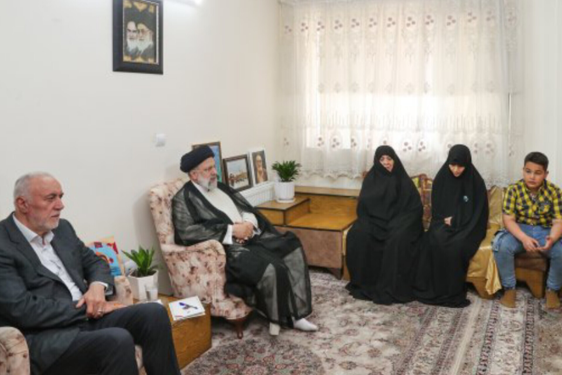 حضور رئیسجمهور در منزل شهید مدافع حرم 《علی آقابابایی حضور رئیسجمهور در منزل شهید مدافع حرم 《علی آقابابایی