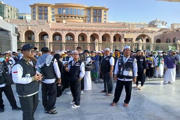 حضور هزاران زائر خارجی حج تمتع در مدینه منوره + عکس و فیلم