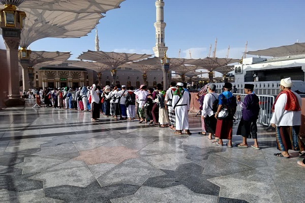 حضور هزاران زائر خارجی حج تمتع در مدینه منوره + عکس و فیلم
