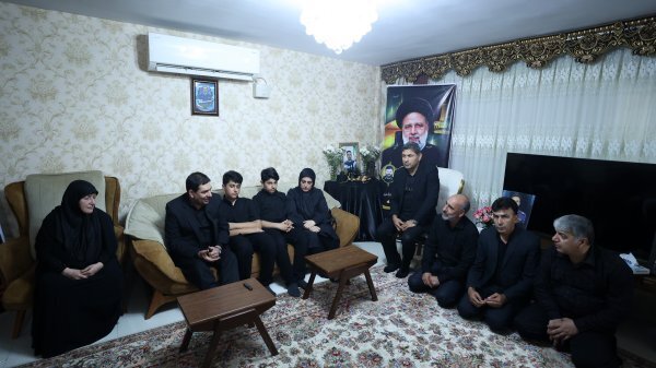 محمد مخبر با خانواده کادر پروازی شهدای خدمت دیدار کرد