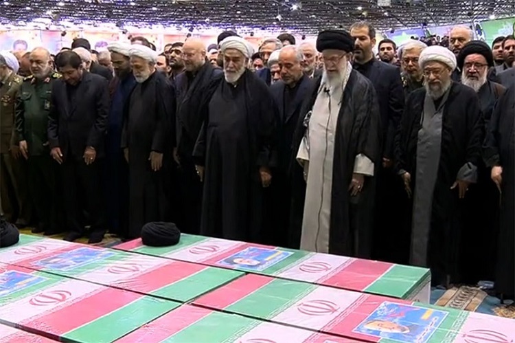 اقامه نماز رهبر معظم انقلاب بر پیکر شهید جمهور و هیئت همراه