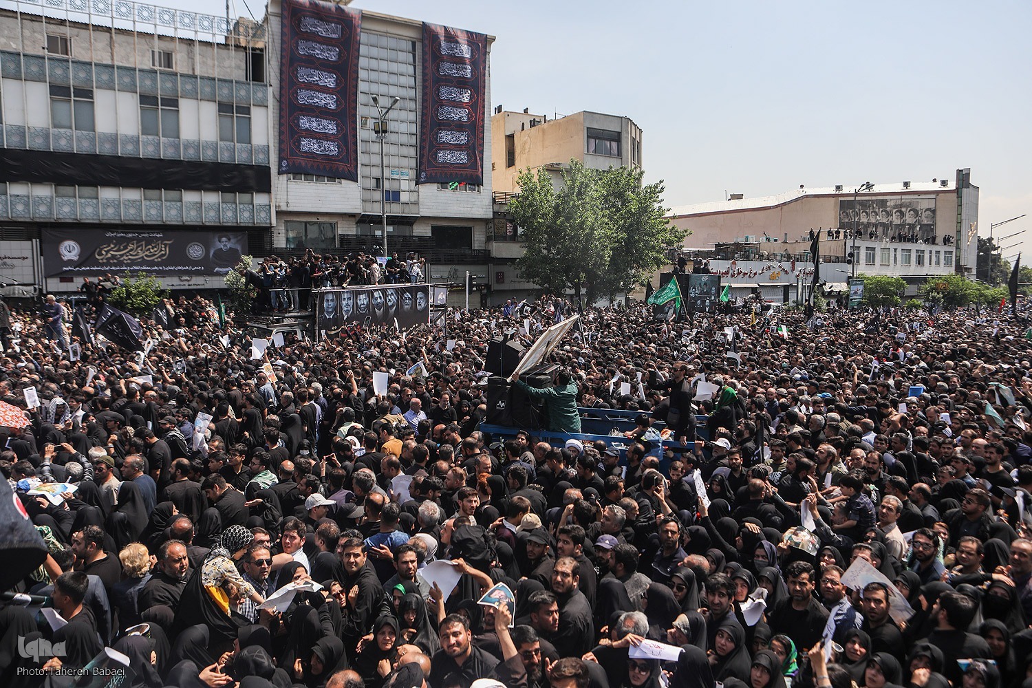 وداع حزن‌آلود مردم و مسئولان با شهدای راه خدمت
