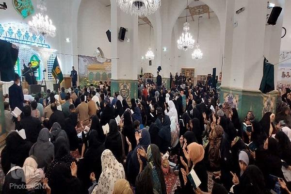 ویژه برنامه دعای عرفه ویژه زائرین غیرایرانی در حرم مطهر رضوی برگزار شد ویژه برنامه دعای عرفه ویژه زائرین غیرایرانی در حرم مطهر رضوی برگزار شد