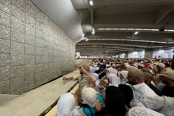 حجاج جمرات سه گانه را رمی کردند