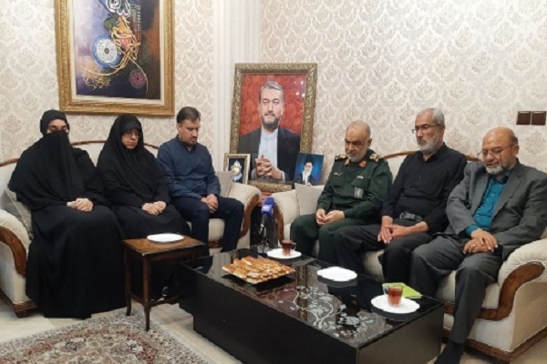 فرمانده کل سپاه در دیدار با خانواده شهید امیرعبداللهیان