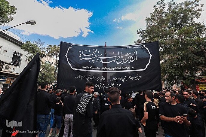 آغاز حرکت دسته عزاداری حسینیه اعظم زنجان‌