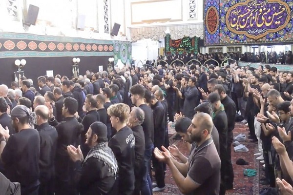 از توزیع گسترده نذری در خیابانهای آمریکا تا اقامه نماز ظهر عاشورا در لندن از توزیع گسترده نذری در خیابانهای آمریکا تا اقامه نماز ظهر عاشورا در لندن