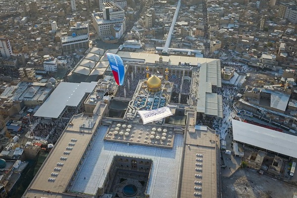 به پرواز درآمدن پرچم غدیر بر فراز حرم حضرت علی (ع) + عکس