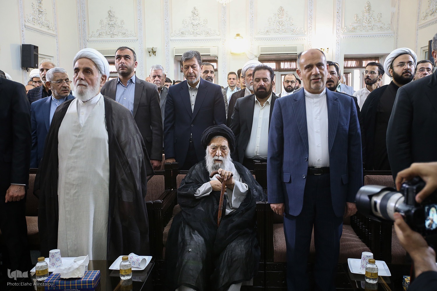 آیت‌الله مستجابی کسوت روحانیت و پهلوانی را باهم دارد