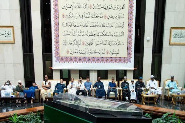 بازدید شرکت‌کنندگان مسابقه بین‌المللی قرآن ملک عبدالعزیز از مجتمع ملک فهد ویژه چاپ قرآن
