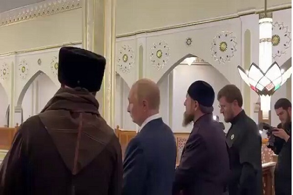 بوسه پوتین بر قرآن کریم در مسجدی در چچن