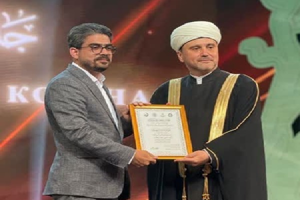 تصاویری از اهدای جایزه قاری ایرانی حاضر در مسابقات روسیه + فیلم