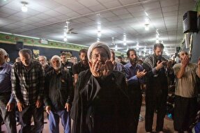 عکس | اقامه نماز جماعت در موکب حرم مطهر حضرت معصومه(س)