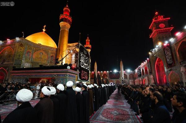 برافراشته شدن پرچم عزا به مناسبت سالروز رحلت پیامبر (ص) در نجف اشرف + عکس