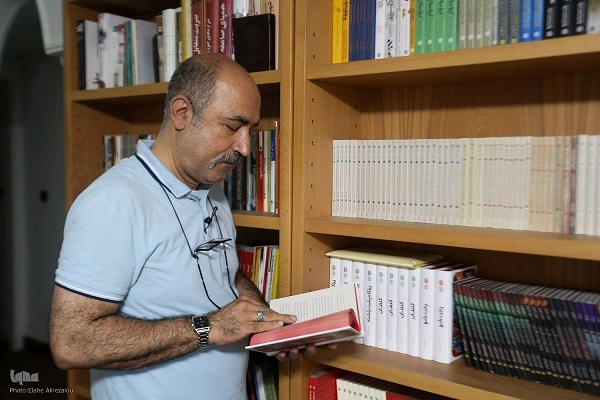 درجا زدن ادبیات دفاع مقدس باعث ایحاد فاصله با نسل جدید شد/ ادبیات معاصر ما هنوز جهانی شده چه رسد به ادبیات دفاع مقدس+ فیلم