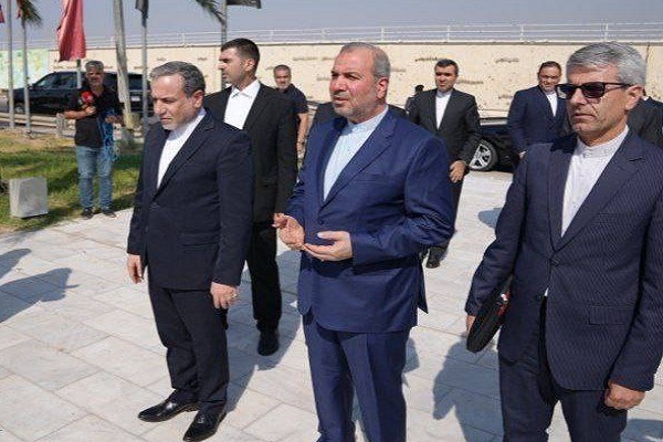 ادای احترام عراقچی به شهیدان سلیمانی و المهندس ادای احترام عراقچی به شهیدان سلیمانی و المهندس