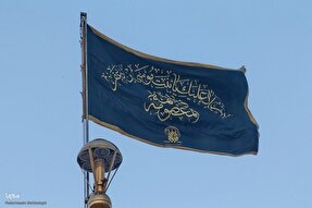 فیلم | تعویض پرچم گنبد مطهر بانوی کرامت