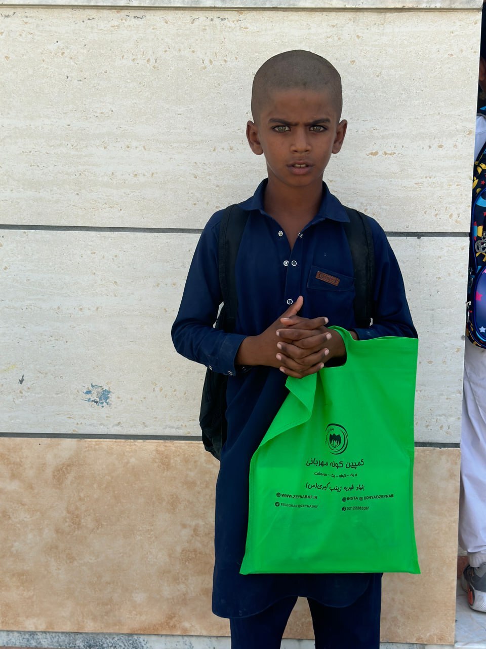 20 هزار کوله مهربانی برای آرزوی کودک بدون دست سیستانی 20 هزار کوله مهربانی برای آرزوی کودک بدون دست سیستانی