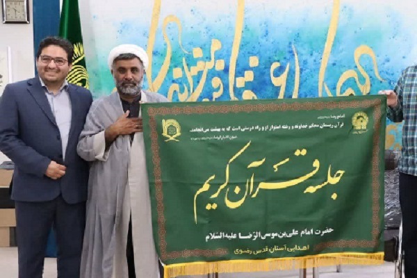 اهدای پرچم متبرک رضوی به جلسه قرآن مسجدی در ایالت سند پاکستان