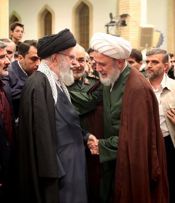 شیخ نبیل قاووق در کنار رهبر معظم انقلاب